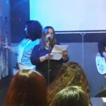 María Fernanda Macimiani escritora en Bar de Caseros con Miembros de SADE 3FPoesía en el Día de la Mujer